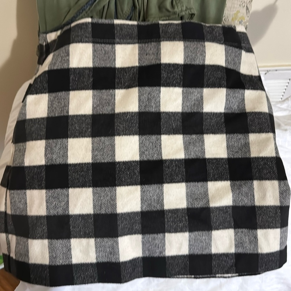 Black and white plaid skirt with pockets